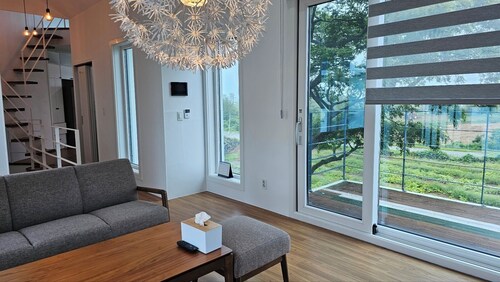 3-story private house with a large field aside, 7 minutes to Sinchang Road!