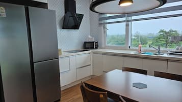 Fridge, cookware/dishes/utensils