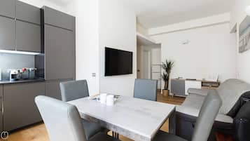 Apartment (2 Bedrooms) | Wohnbereich | 55-Zoll-Smart-TV mit Kabelempfang, Fernseher
