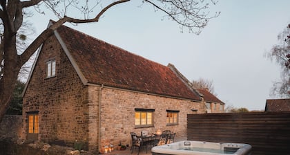 Luxury Gatehouse on Mathern Palace Estate - Hot Tub - 3 En-Suite Bedrooms