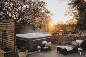 Outdoor spa tub