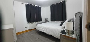 2 slaapkamers, een strijkplank/strijkijzer, wifi, beddengoed