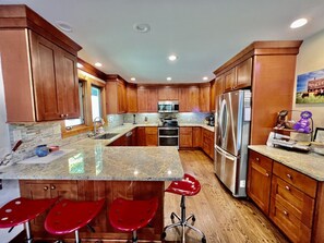 Fridge, microwave, oven, stovetop - Pet Friendly home with a barrel sauna (Winhall)