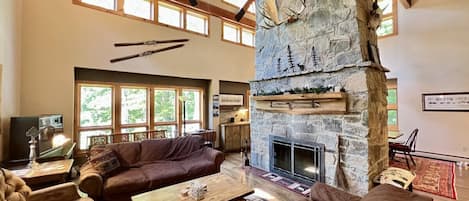 تلفزيون ذكي، مدفأة، كرة قدم الطاولة، كُتُب