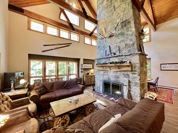 Smart-TV, Kamin, Tischfußball, Bücher