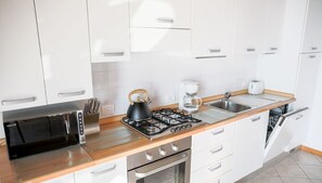 Kjøleskap, mikrobølgeovn, ovn og kokeplater