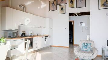 KĂŒhlschrank, Mikrowelle, Ofen, Herdplatte