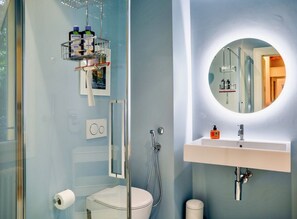 Combined shower/bathtub, hair dryer, towels - CASA VECCHIA 3 by Design Studio (Bellano)