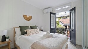 2 soverom, skrivebord, strykejern/-brett og reiseseng for barn