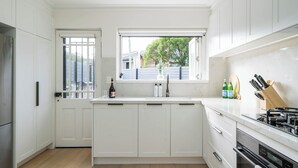 Kaffetrakter/tekoker, kjøleskap, mikrobølgeovn og ovn