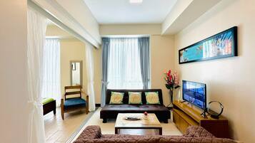 Executive Studio | Living area | Flat-screen TV