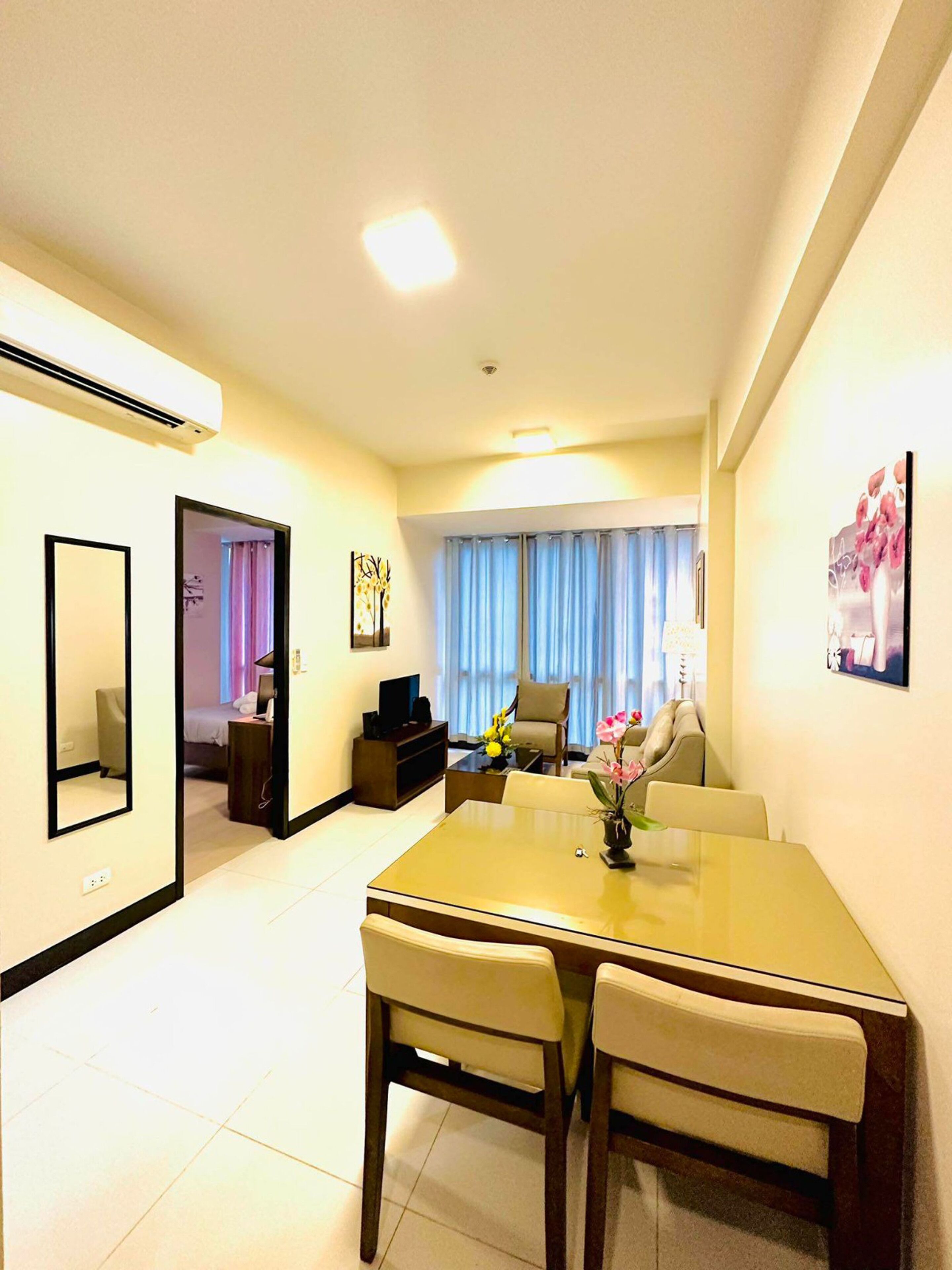 Signature Suite | Living area | Flat-screen TV