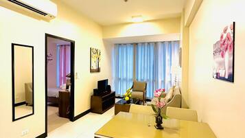 Signature Suite | Living area | Flat-screen TV