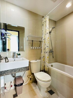 Executive Studio | Bathroom | Free toiletries, bidet, towels, soap - Mactan Newtown A by HiveRooms (Lapu-Lapu)