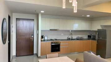 Family Suite | Private kitchen | Mini-fridge, microwave, dishwasher