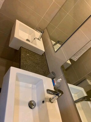 Familiesuite | Badeværelse | Gratis toiletartikler, bidet, håndklæder, Sæbe