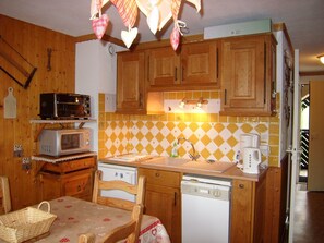Microwave, oven, dishwasher, coffee/tea maker - Cozy 2-Room Apartment for 4 with WiFi, Balcony, Near Slopes & Shops in Crest-Voland (Crest-Voland)
