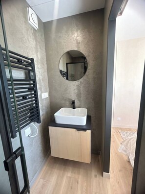 Dusche, Haartrockner, Handtücher, Seife