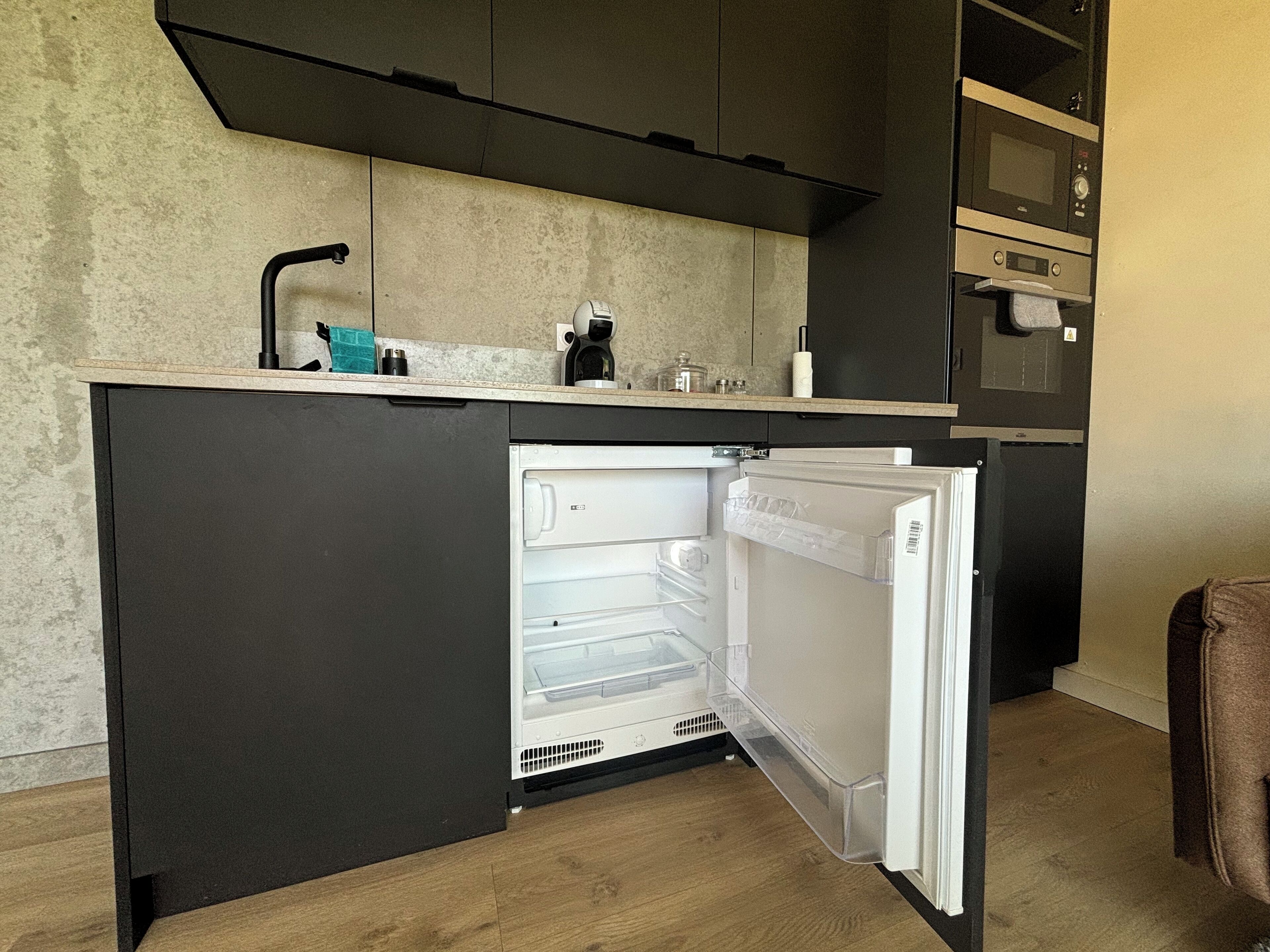 Een microgolfoven, een oven, een kookplaat