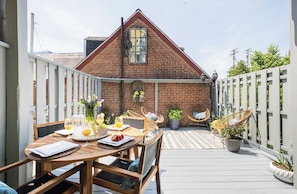 Outdoor dining - Luxury Townhouse . Roof Deck . Patios . Parking (Baltimore)