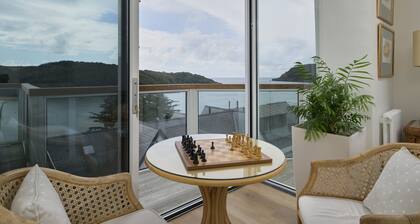 Luxury home with sea views & Spa passes. Parking & huge balcony
