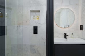 Dusche, Haartrockner, HandtĂŒcher, Seife