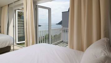 6 bedrooms, desk, iron/ironing board, travel cot