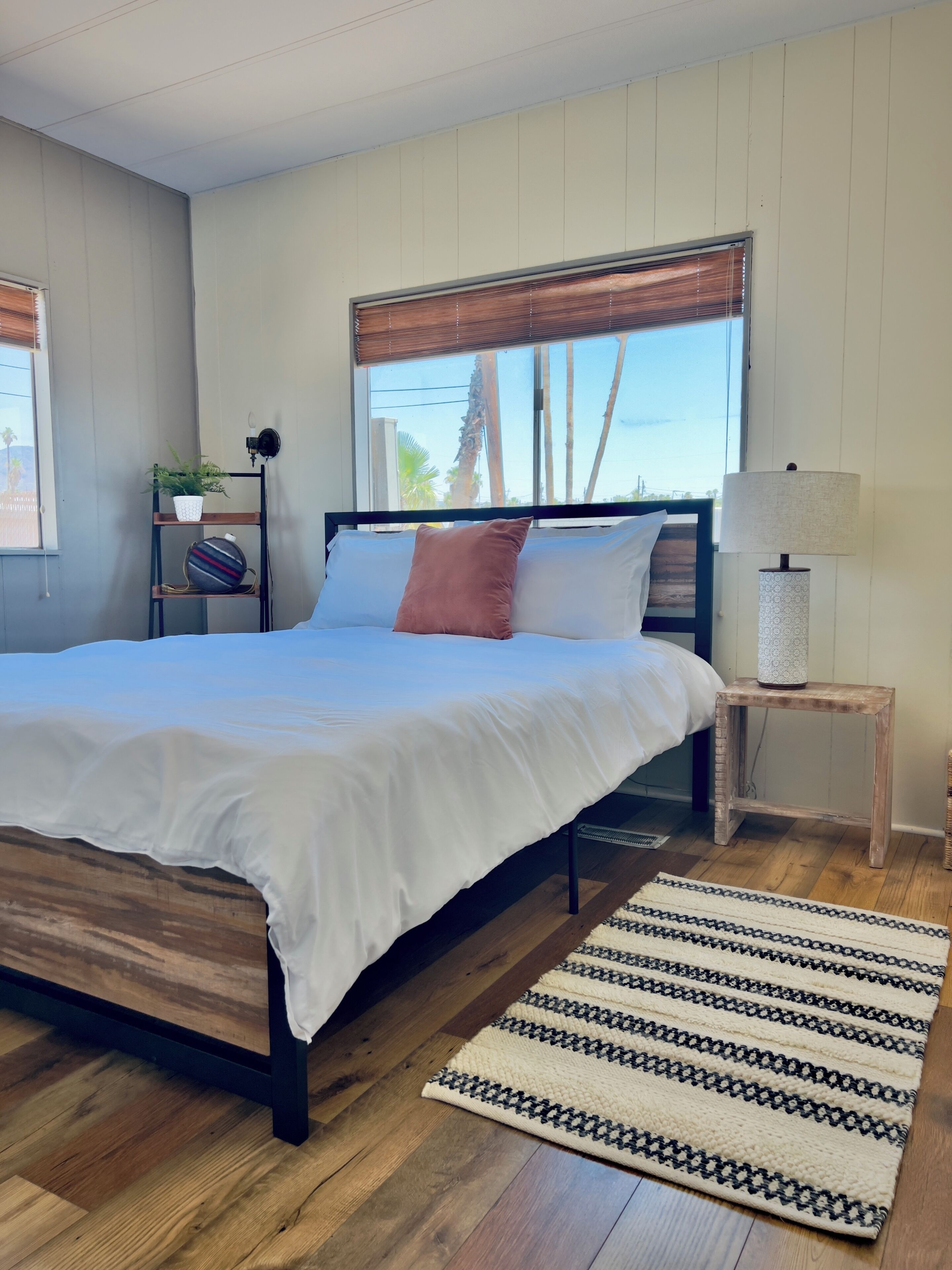 3 habitaciones, tabla de planchar con plancha y cuna de viaje 