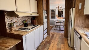 Kaffetrakter/tekoker, kjøleskap, mikrobølgeovn og ovn