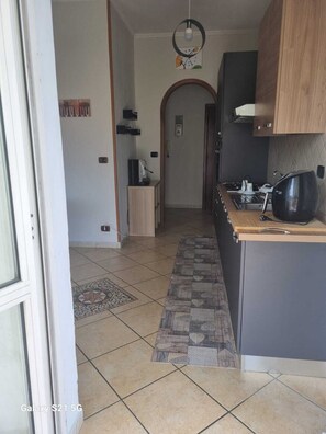 Private kitchen - With this downtown housing, your family will be close to everything.<br> (Torre Annunziata)