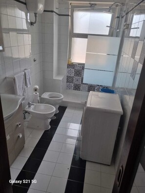 Douche, sèche-cheveux, bidet, serviettes fournies