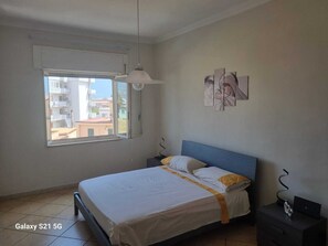 2 chambres, fer et planche à repasser, Wi-Fi, draps fournis