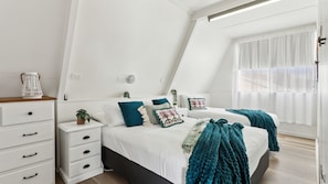 4 bedrooms, iron/ironing board, WiFi, bed sheets - Rye Beach Chalet and Loft (Rye)