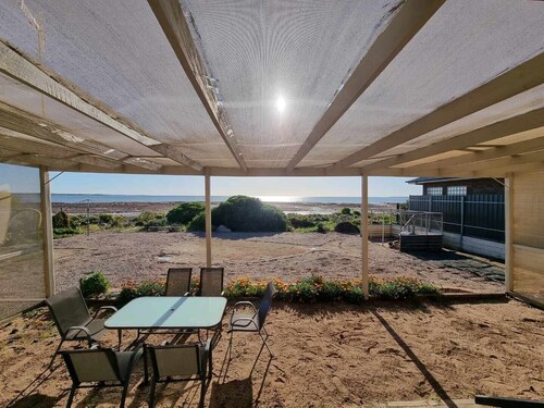Cosy beach-front shack with easy access to everything Port Broughton offers.