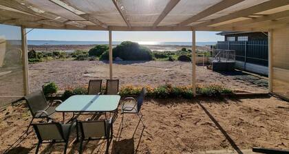 Cosy beach-front shack with easy access to everything Port Broughton offers.