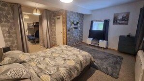 A bedroom with a bed, a TV, a dresser, and a window. - Stunning 2-bed House in Saint Columb (Newquay)