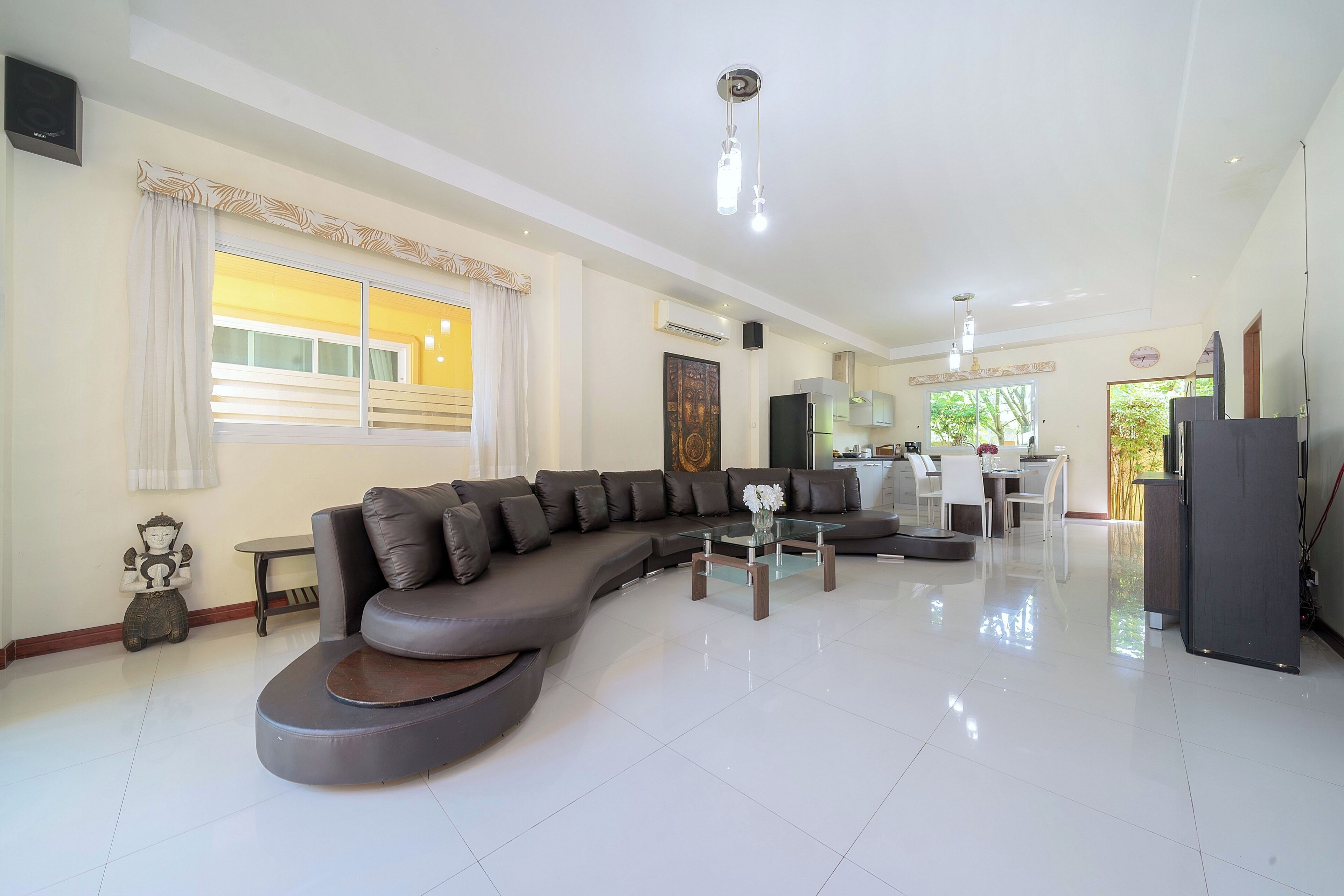 Family Villa | Living room | Smart TV