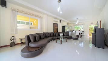 Familienvilla | Wohnzimmer | Smart-TV