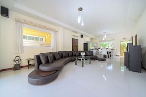 Familienvilla | Wohnzimmer | Smart-TV