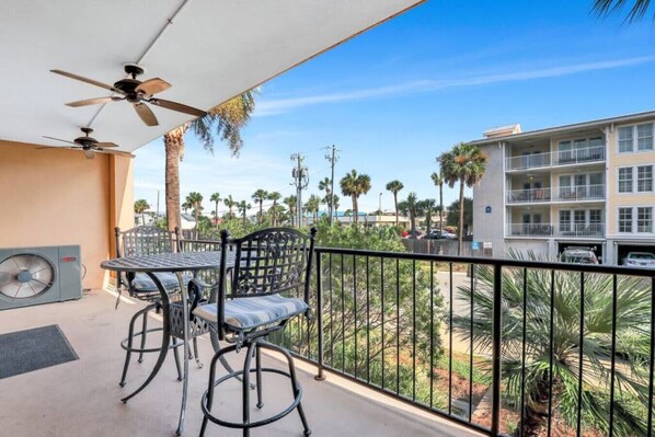 Outdoor dining - 3 BR Condo 2 Pools, Hot Tub, Walk to Beach (Tybee Island)