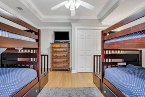 3 slaapkamers, een bureau, een strijkplank/strijkijzer, wifi