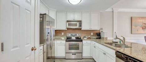 Geladeira, micro-ondas, fogão, cooktop