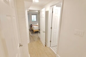 1 bedroom, desk, iron/ironing board, travel crib - Kilbourne Cottage in Mount Pleasant (Washington)