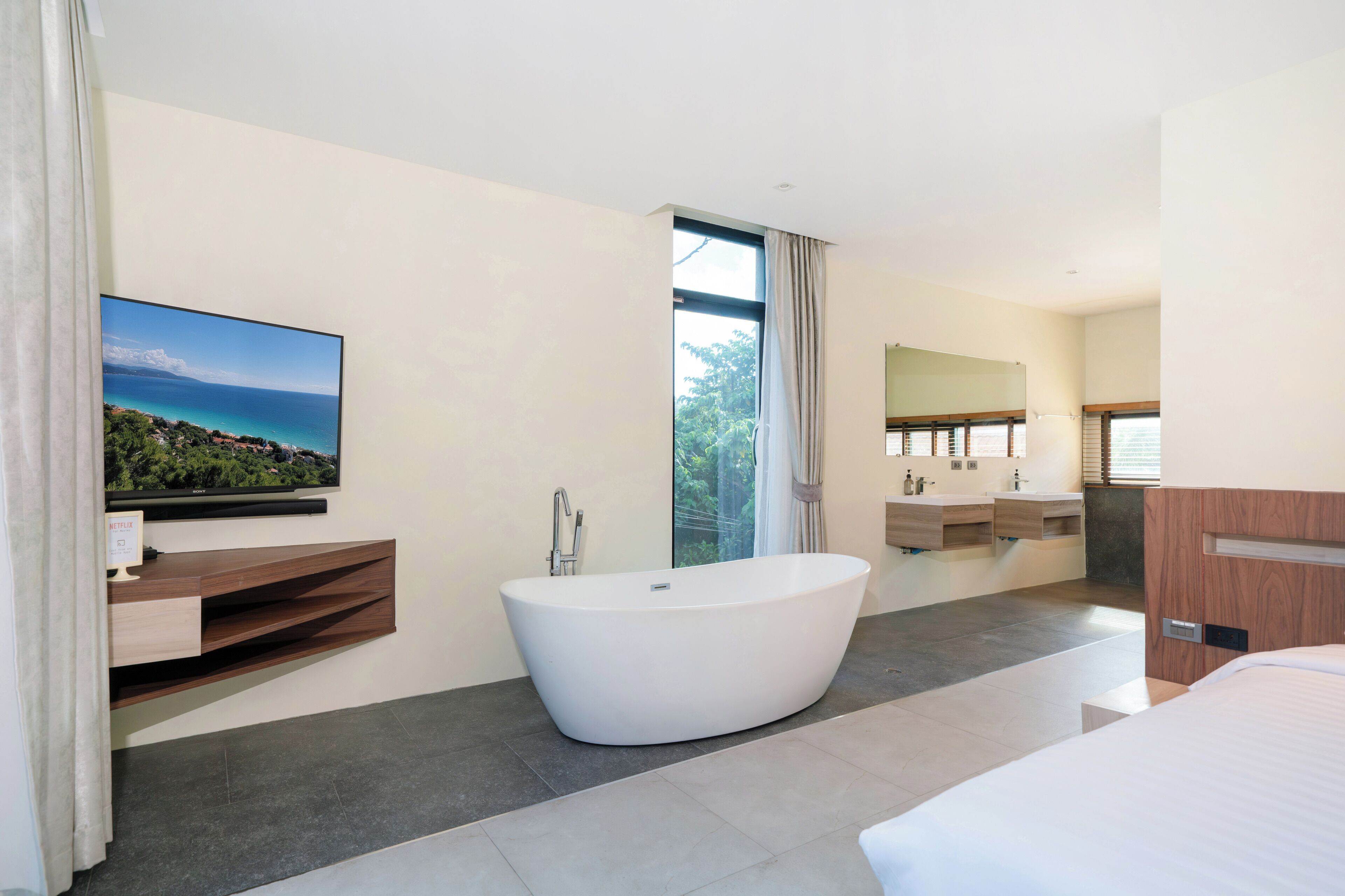 Vila Desain | Kamar mandi | Bathtub besar, handuk,  dan tisu toilet