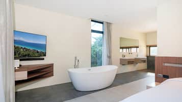 Vila Desain | Kamar mandi | Bathtub besar, handuk, dan tisu toilet