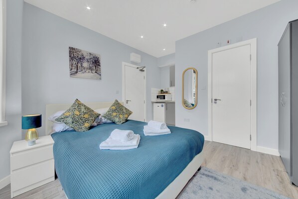 Iron/ironing board, free WiFi, bed sheets