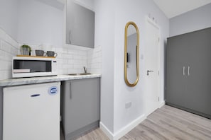 Studio | Private kitchen | Fridge, microwave, oven, stovetop