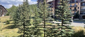 Cozy 2-Room Apartment for 5 with Balcony, Close to Shops & Ski Lift in Risoul 1850