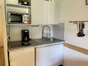 Réfrigérateur, micro-ondes, plaque de cuisson, lave-vaisselle
