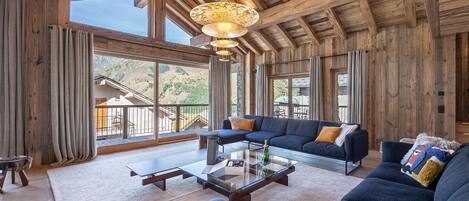 Televisión y chimenea